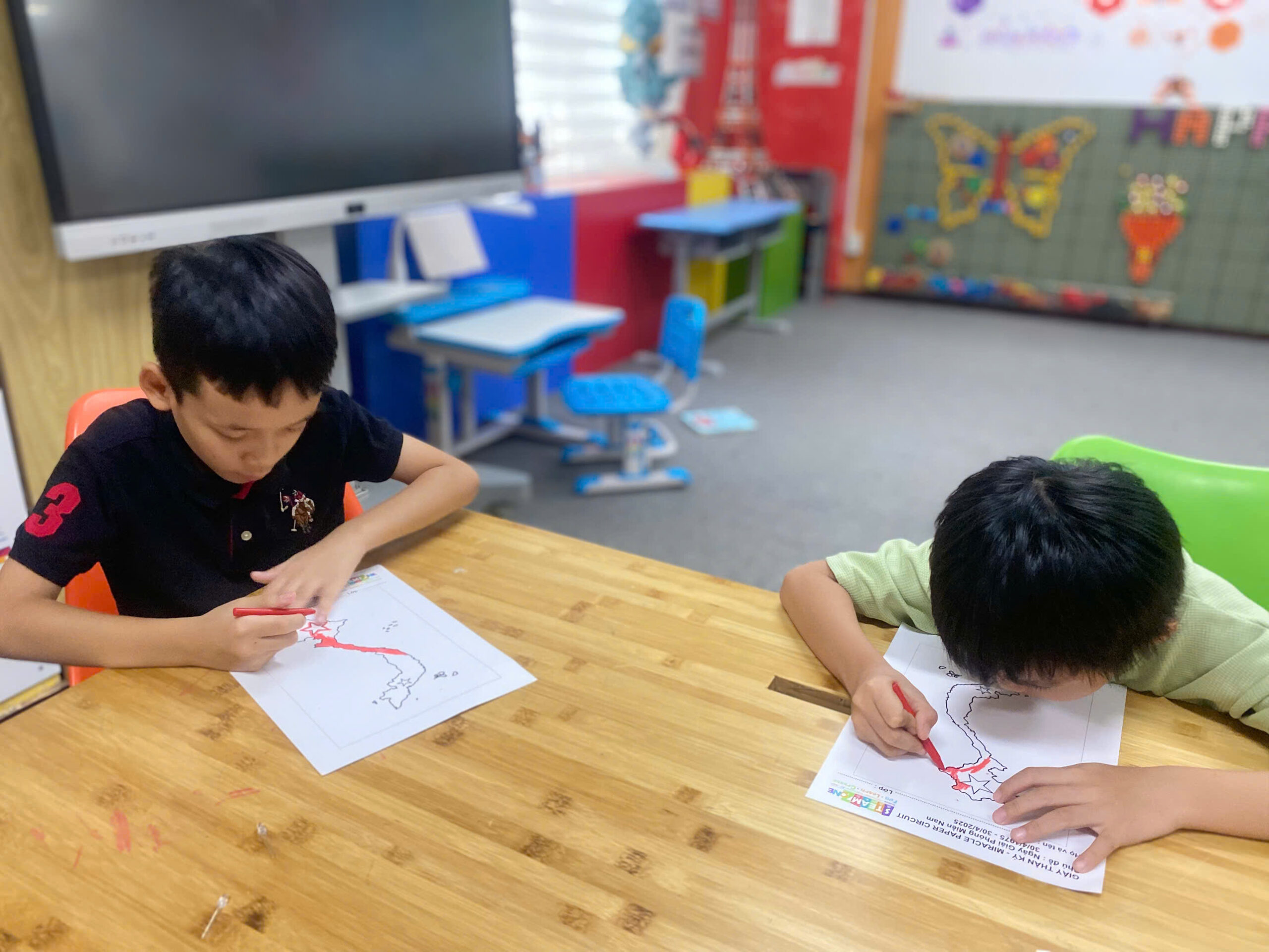 Thiết kế mạch điện giấy bản đồ Việt Nam – Hoạt động sáng tạo ý nghĩa kỷ niệm 30/4